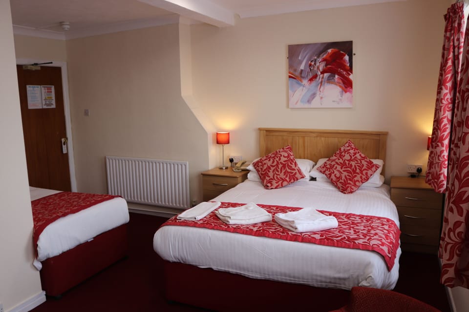 Triple Room | Desk, iron/ironing board, bed sheets
