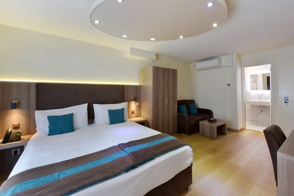 Superior Double or Twin Room | Minibar, in-room safe, desk, soundproofing