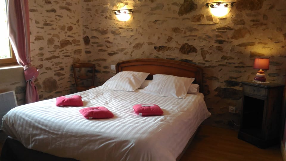 Double Room (De la Comba) | Premium bedding, blackout drapes, soundproofing, free cribs/infant beds