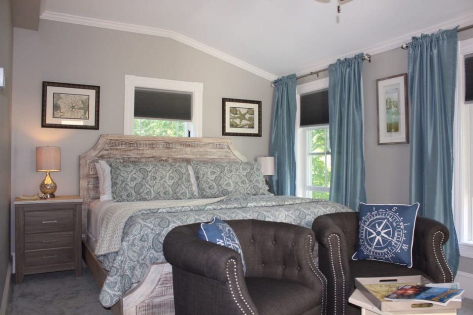 Premium Room, Private Bathroom (Compass Rose - King, Balcony Room) | Individually decorated, individually furnished, blackout drapes