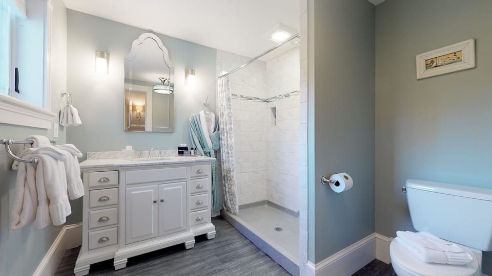 Premium Room, Private Bathroom (Compass Rose - King, Balcony Room) | Bathroom | Designer toiletries, hair dryer, towels, soap