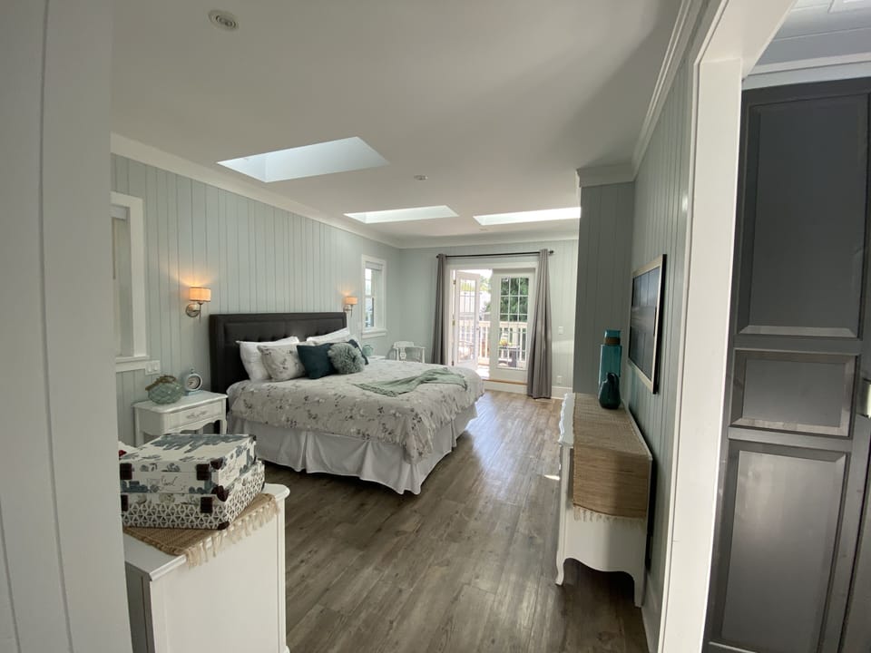 Executive Suite, Private Bathroom | Iron/ironing board, WiFi, individually furnished, bed sheets