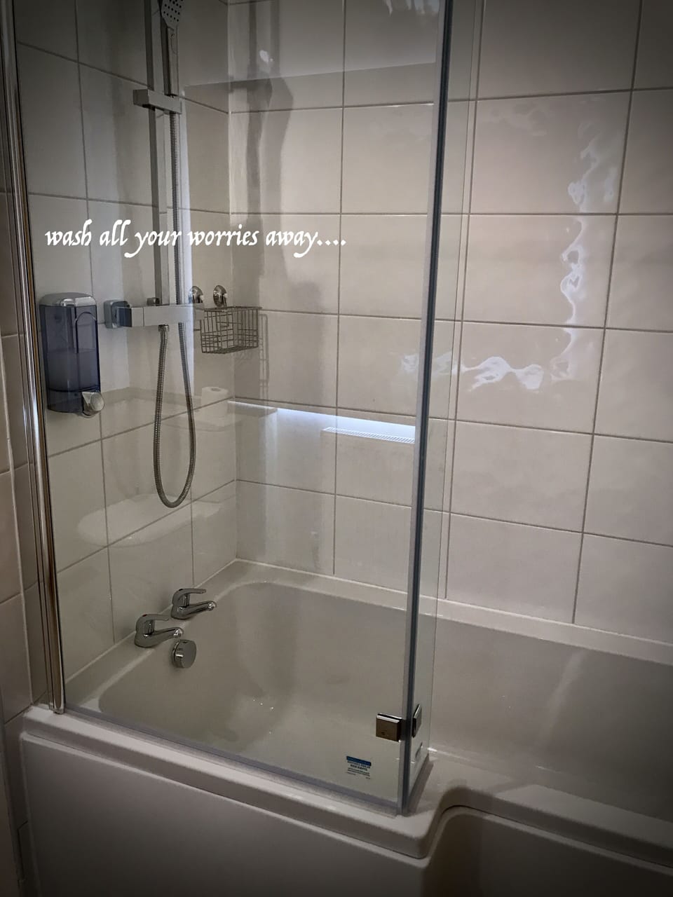 Deluxe Double Room | Bathroom | Shower, hair dryer, towels