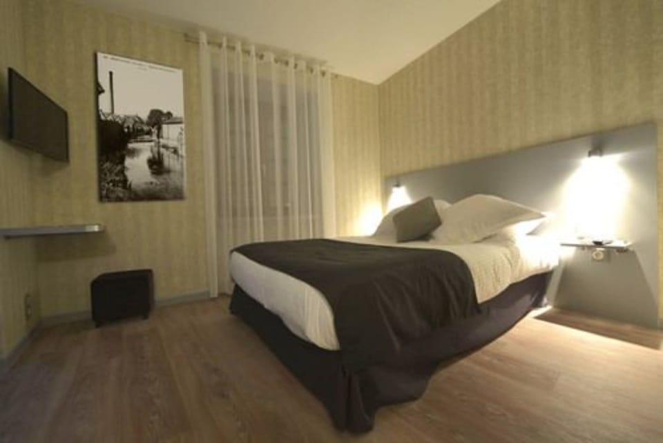 Twin Room | Desk, free WiFi, bed sheets