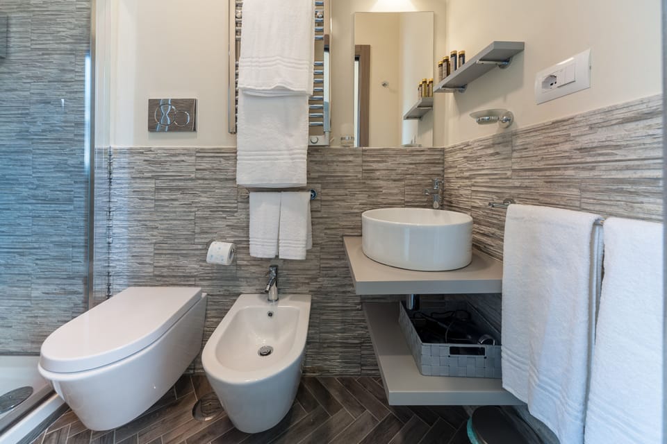 Superior Double Room, City View | Bathroom | Shower, rainfall showerhead, free toiletries, hair dryer