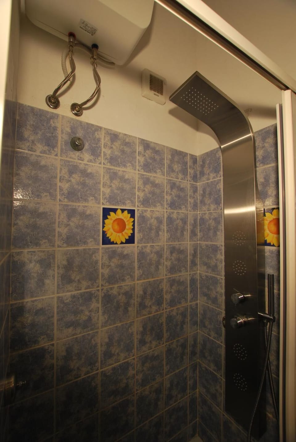 Studio, 1 Queen Bed | Bathroom | Shower, rainfall showerhead, hair dryer, bidet