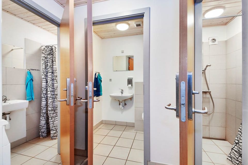Standard Twin Room | Bathroom | Shower, towels