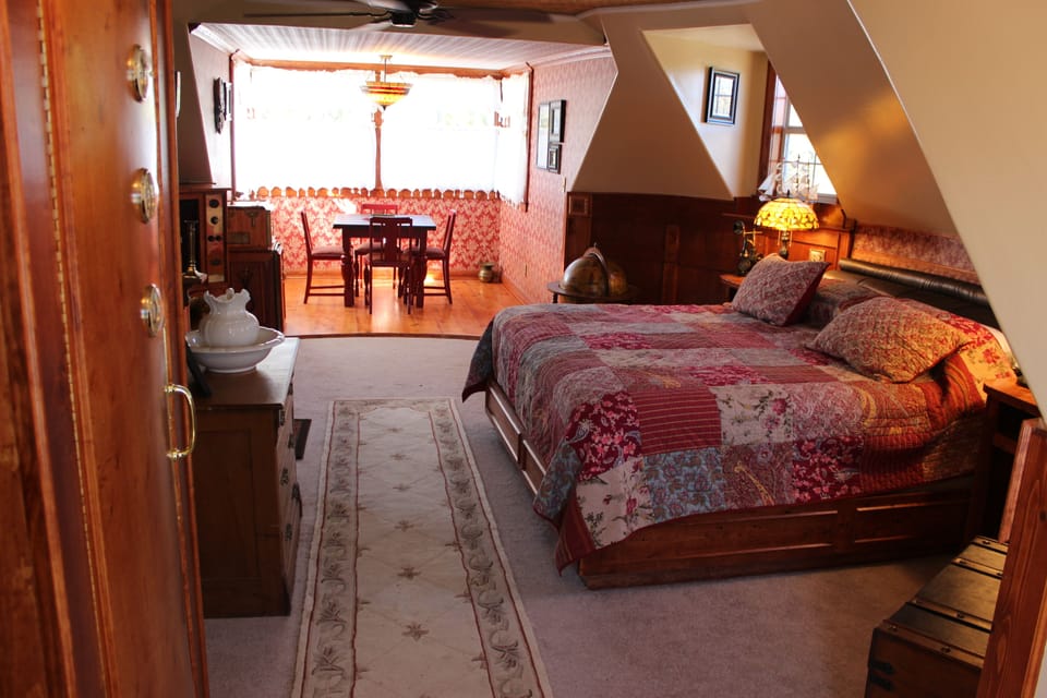 Suite, 1 King Bed | Desk, iron/ironing board, rollaway beds, free WiFi