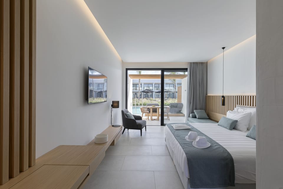 Deluxe Suite (Swim up) | 1 bedroom, hypo-allergenic bedding, minibar, in-room safe