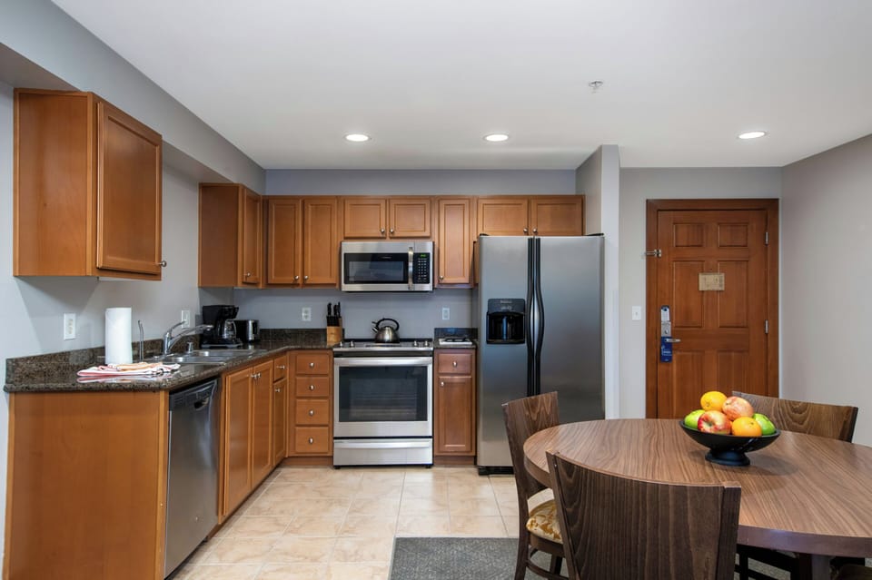 Coffee/tea maker, full-size fridge, microwave, oven
