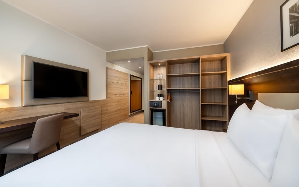 Hypo-allergenic bedding available, in-room safe, desk, laptop workspace