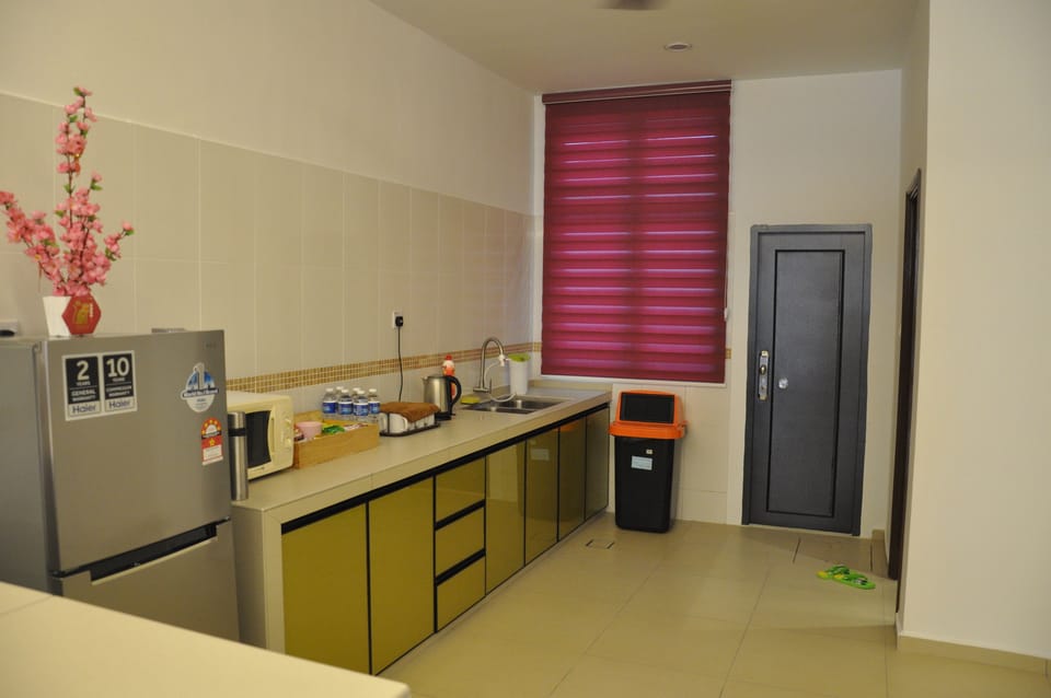 7-Bedroom | Private kitchen | Full-size fridge, microwave, electric kettle, cookware/dishes/utensils