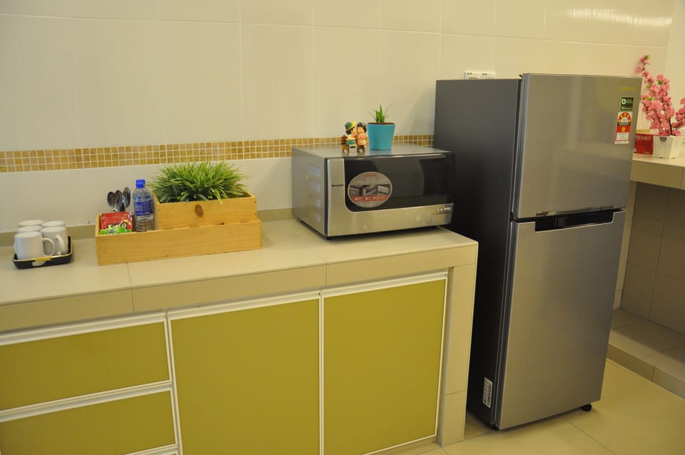 7-Bedroom | Private kitchenette | Full-size fridge, microwave, electric kettle, cookware/dishes/utensils