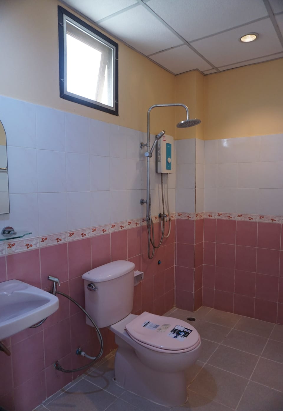 Family Room | Bathroom | Shower, free toiletries, towels