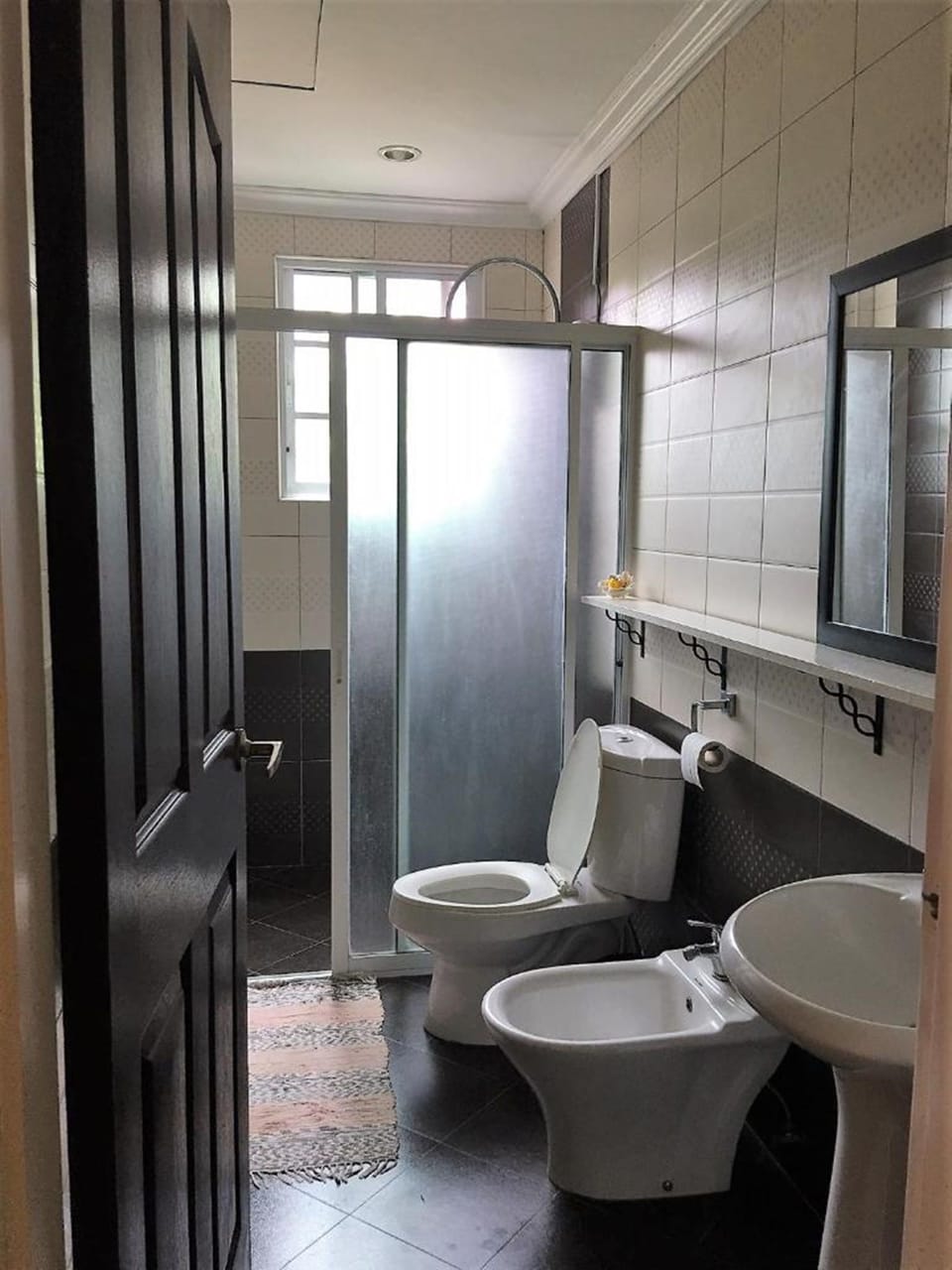 Deluxe Double Room, Shared Bathroom | Bathroom | Rainfall showerhead, free toiletries, hair dryer (on request), bidet