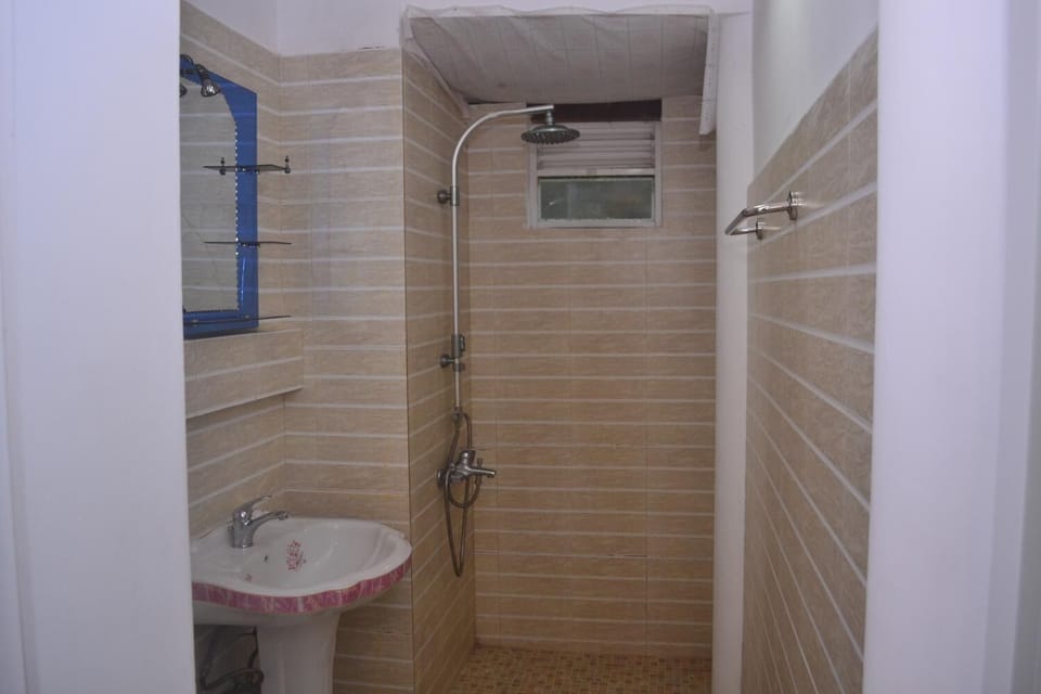 Shower, free toiletries, towels