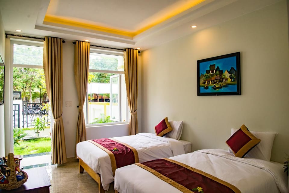 Deluxe Double or Twin Room, Balcony, Garden View | 5 bedrooms, pillowtop beds, minibar, desk