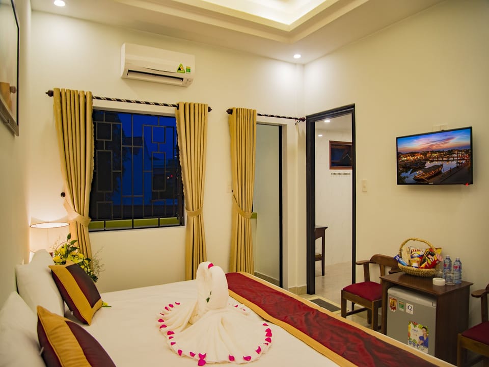 Deluxe Double or Twin Room, Balcony, Garden View | 5 bedrooms, pillowtop beds, minibar, desk