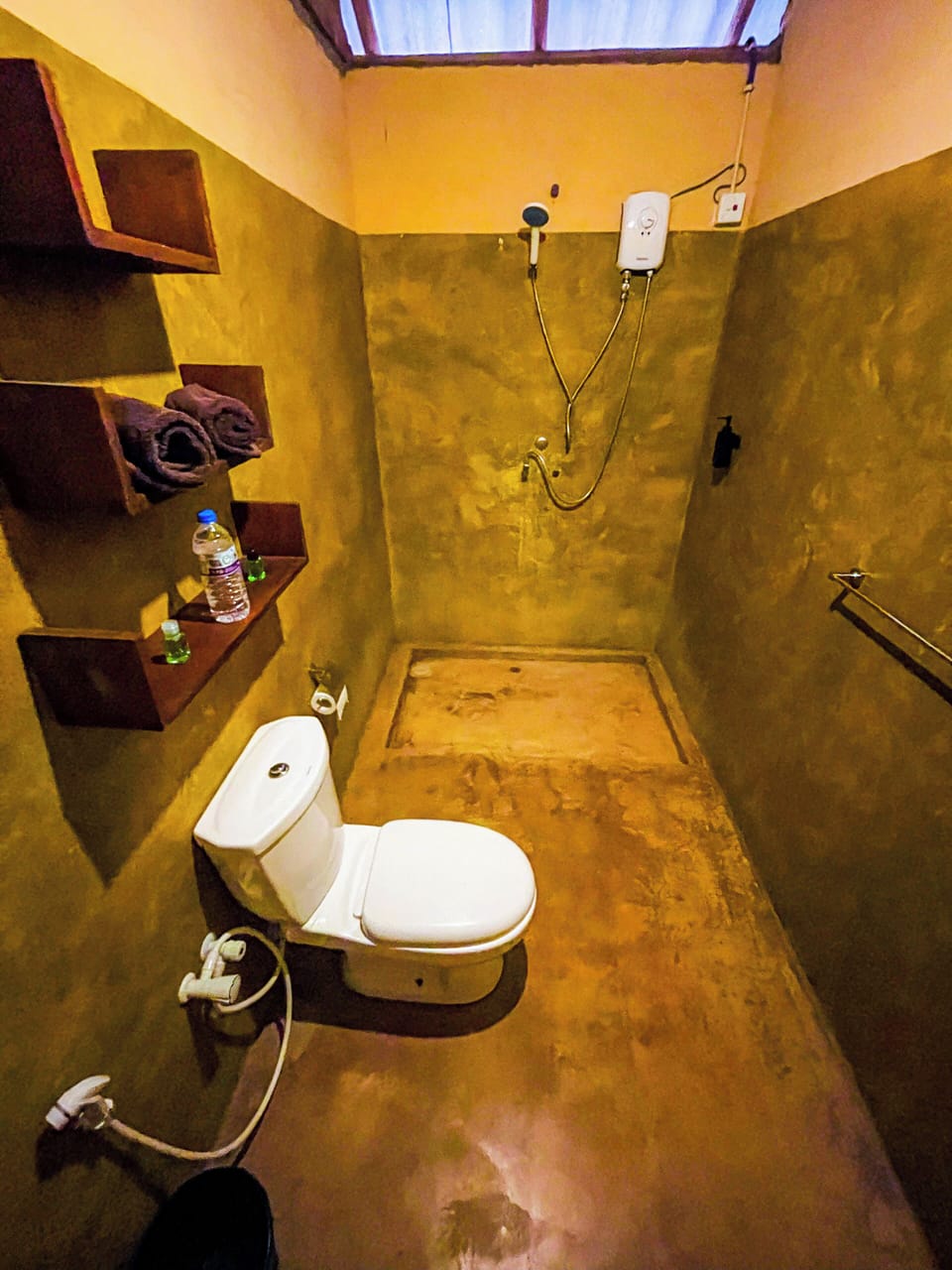 Shower, rainfall showerhead, towels, shampoo