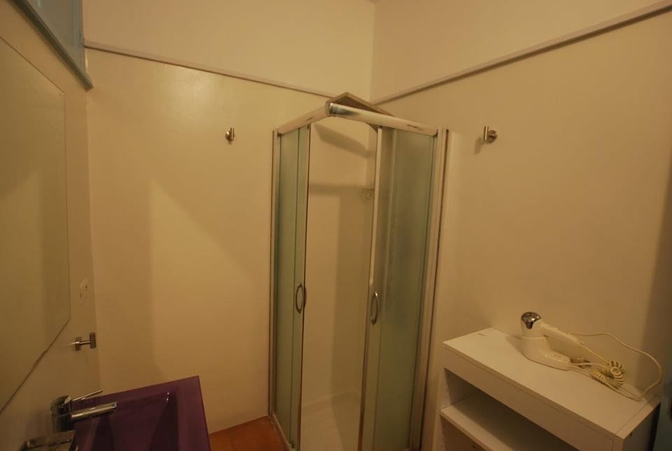 Studio | Bathroom | Shower, rainfall showerhead, shampoo
