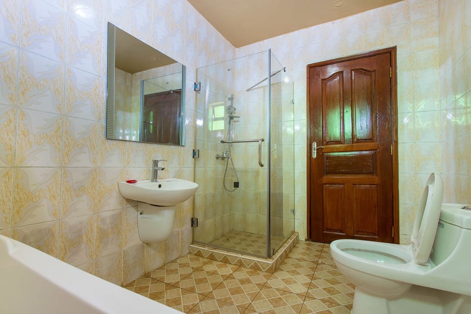 Deluxe Room | Bathroom | Shower, free toiletries, slippers, towels