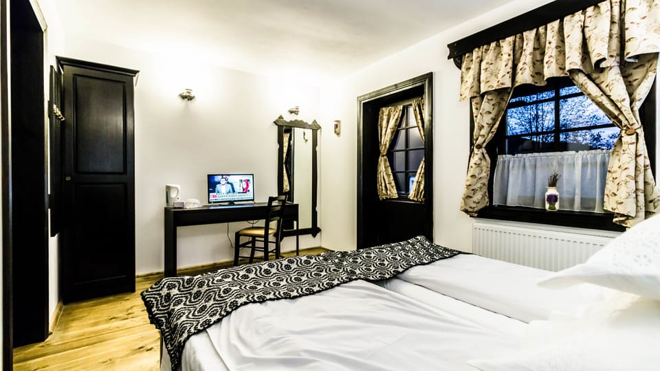 1 bedroom, desk, soundproofing, free cribs/infant beds