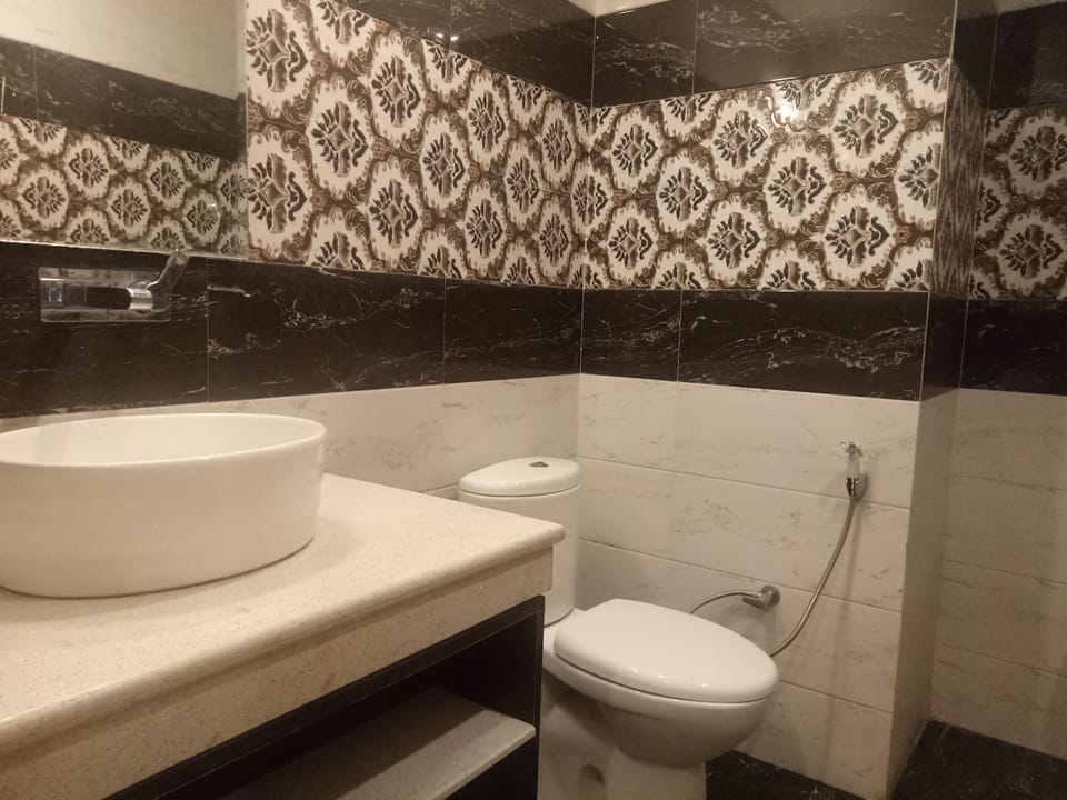 Premium Room | Bathroom | Shower, towels