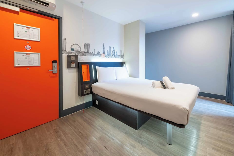 Accessible Double room | Soundproofing, iron/ironing board, free WiFi, bed sheets