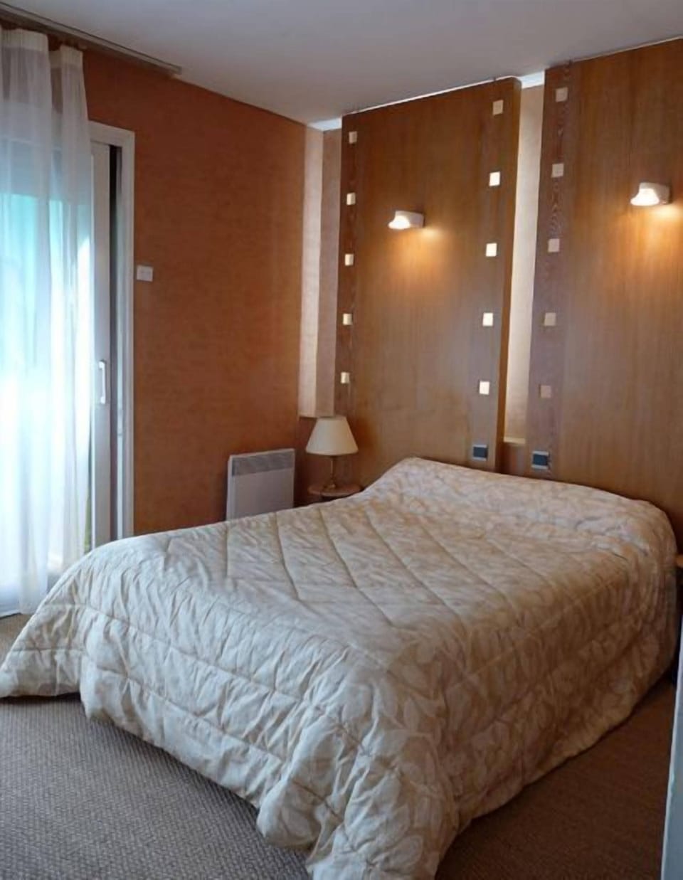 Premium bedding, desk, soundproofing, iron/ironing board