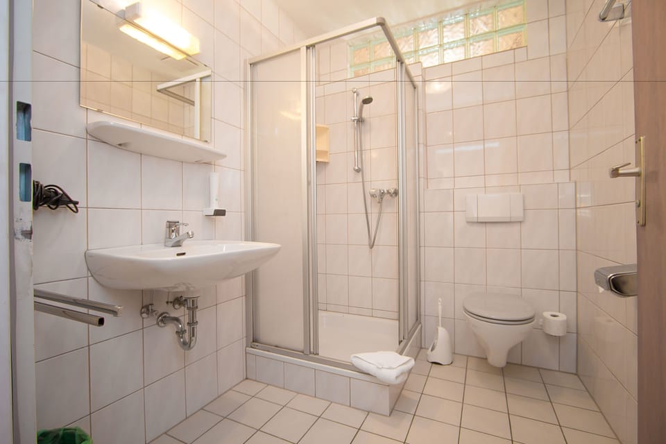 Double Room | Bathroom | Shower, designer toiletries, towels
