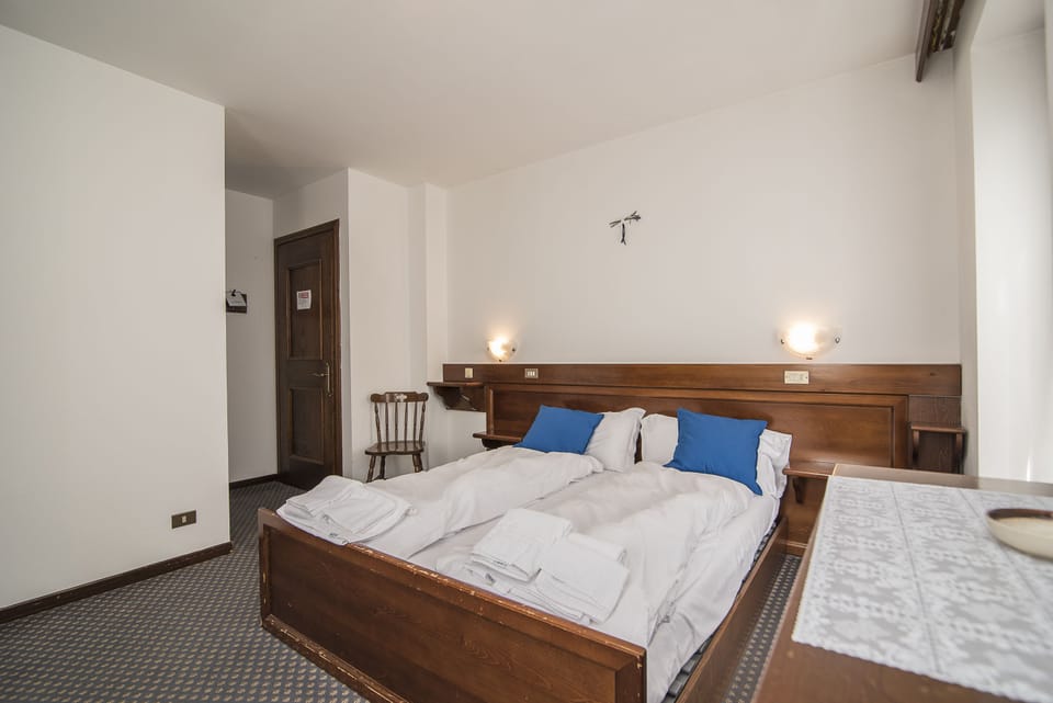 Double Room (n°103) | In-room safe, desk, WiFi (free), bed sheets