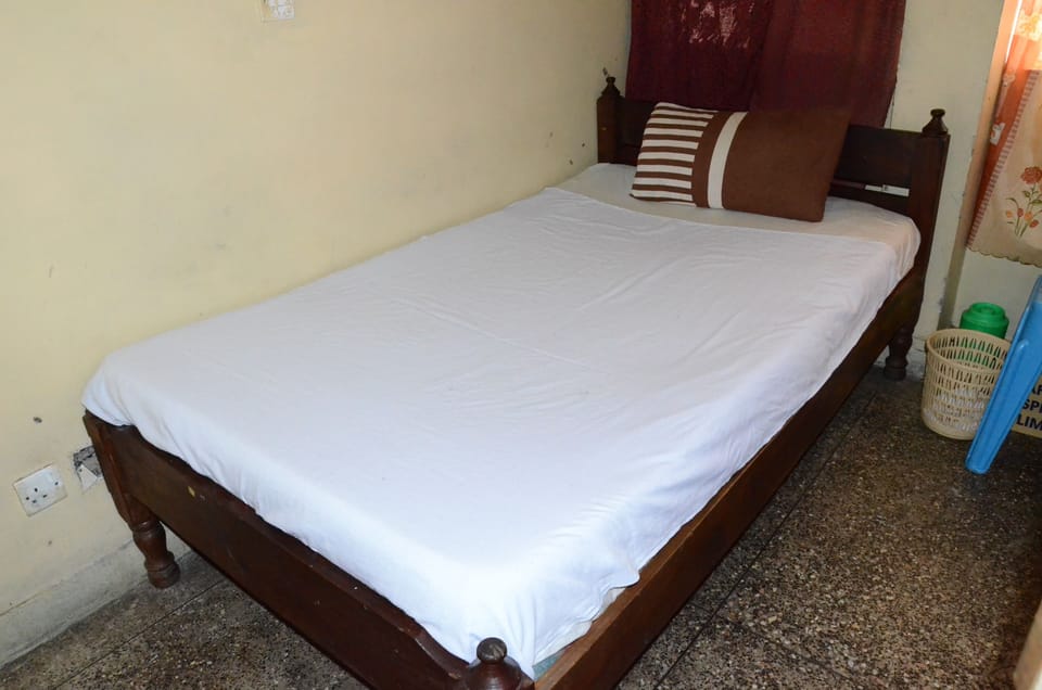 Single Room, Shared Bathroom | Desk, free WiFi, bed sheets