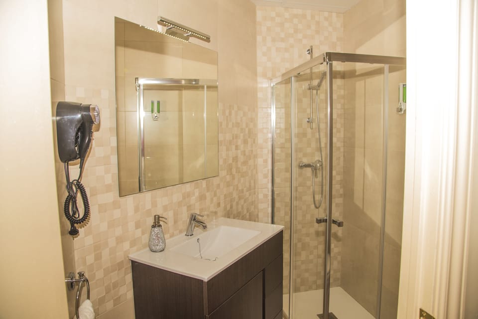 Deluxe Twin Room, Private Bathroom | Bathroom | Hair dryer, towels