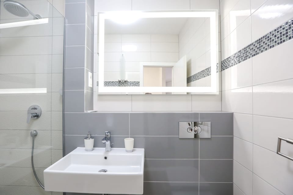 Luxury Double Room, Private Bathroom | Bathroom | Shower, hair dryer, towels