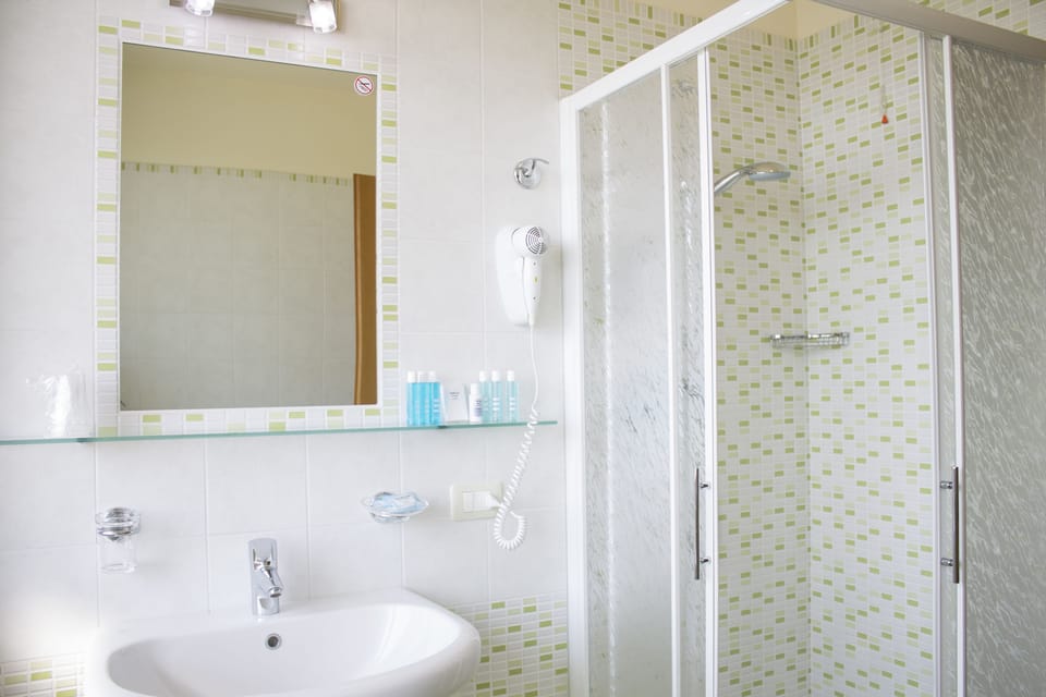 Triple Room, Balcony, Partial Lake View | Bathroom | Shower, free toiletries, hair dryer, bidet