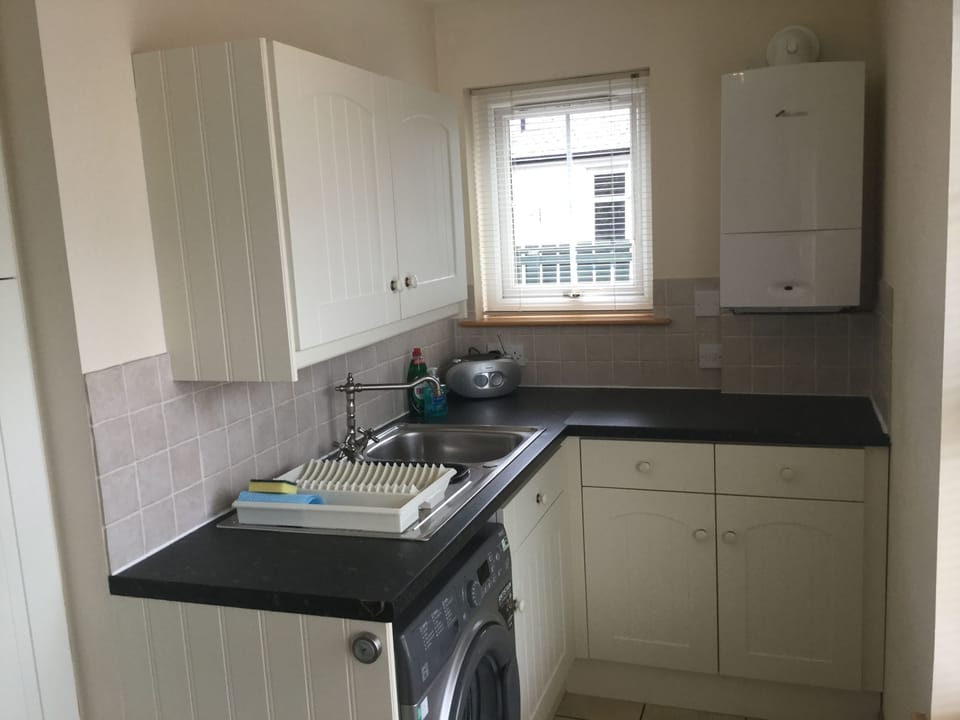 Full-size fridge, microwave, oven, stovetop