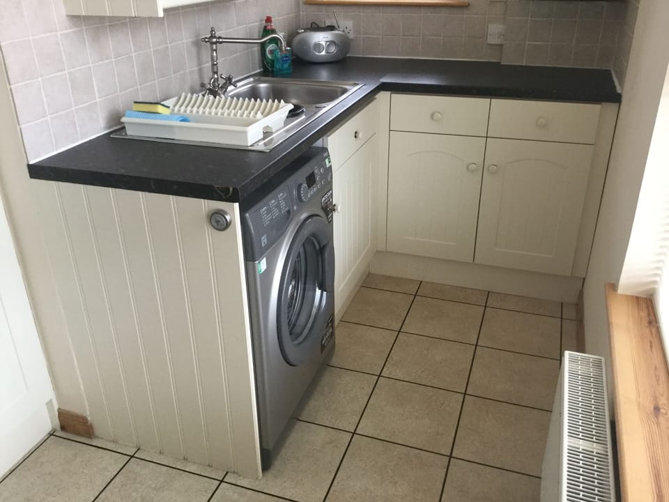 Full-size fridge, microwave, oven, stovetop