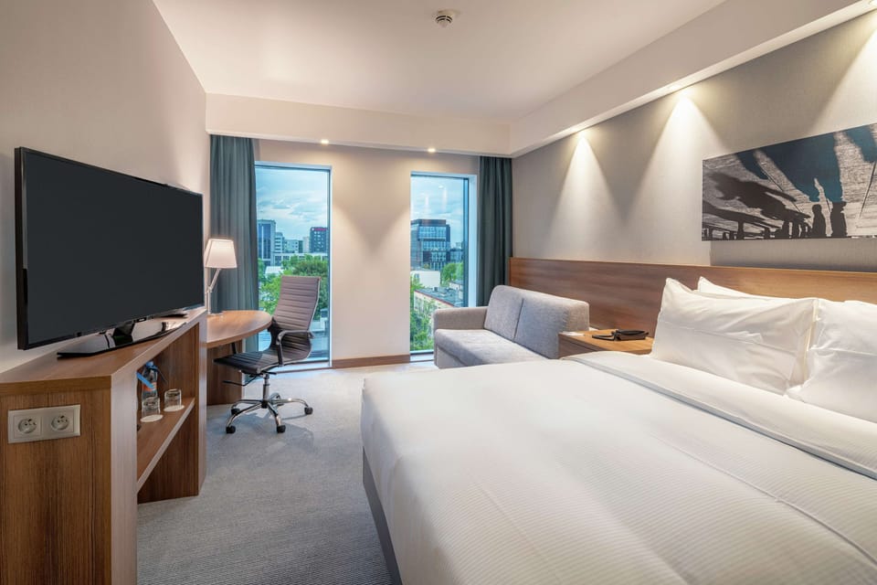 Room, 1 Queen Bed, Non Smoking (with Sofa) | Hypo-allergenic bedding, in-room safe, desk, laptop workspace
