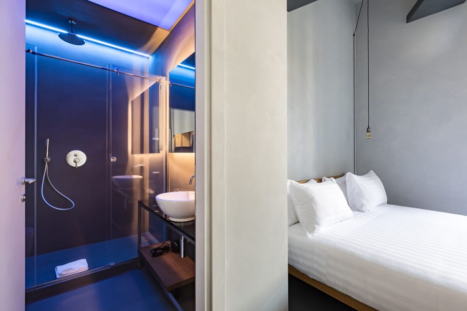 Double or Twin Room | Minibar, in-room safe, desk, soundproofing