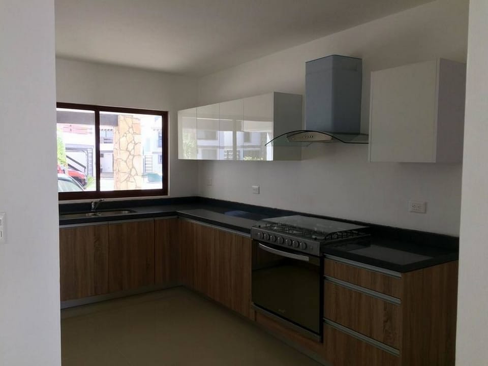 Family Townhome, 3 Bedrooms | Private kitchen | Fridge, microwave, oven, stovetop