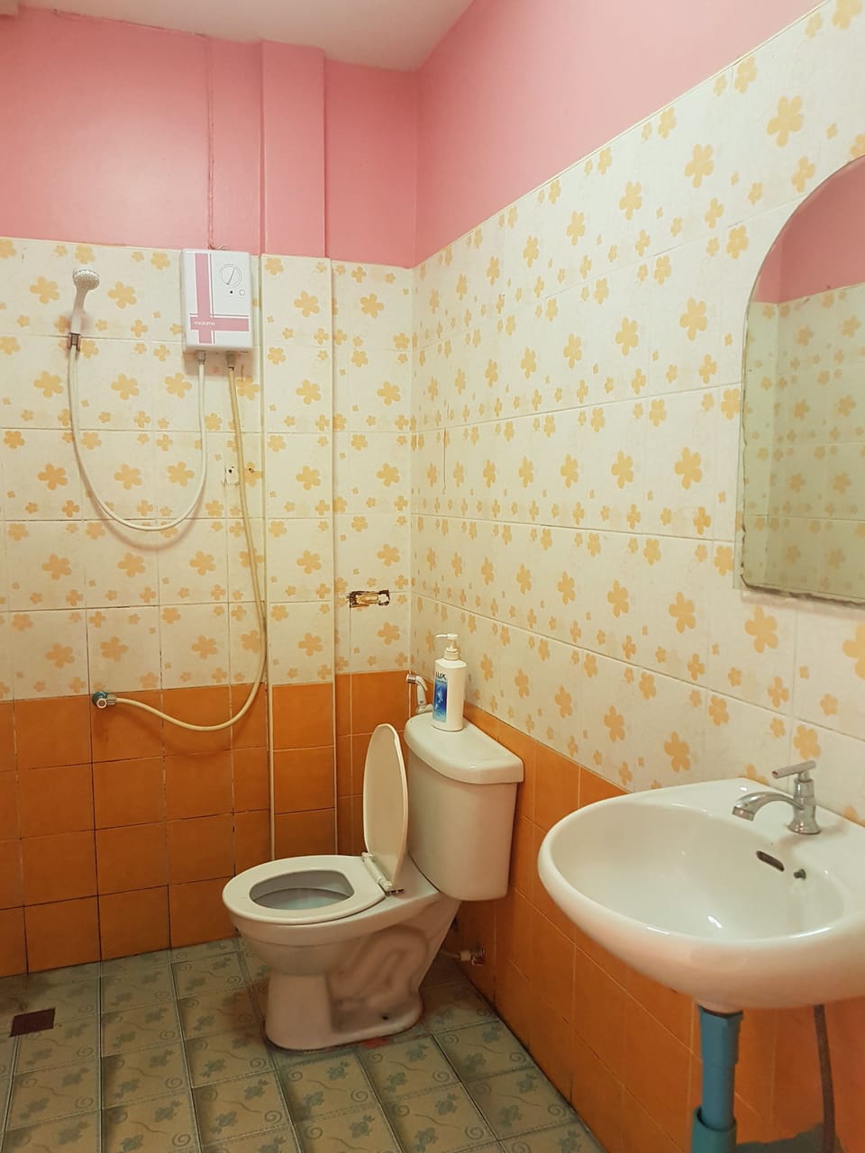 Standard Double Room | Bathroom | Shower, free toiletries, towels