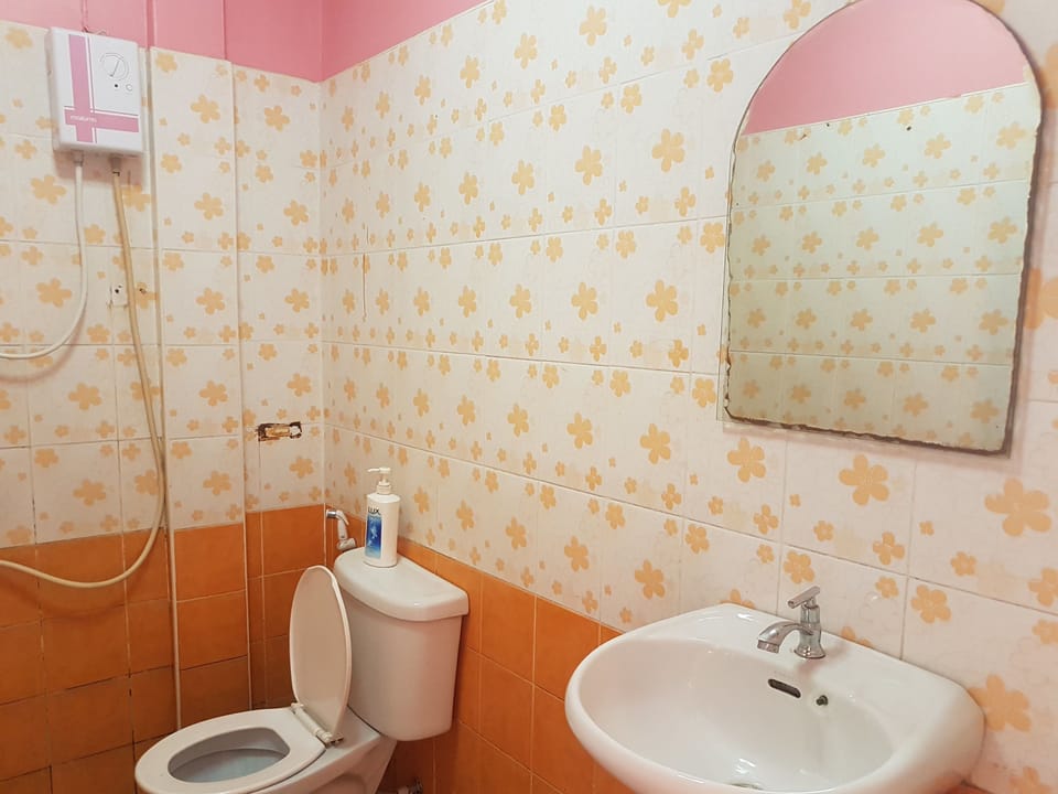 Standard Double Room | Bathroom | Shower, free toiletries, towels