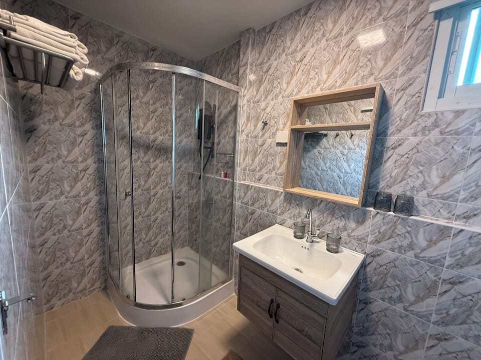 Family Room | Bathroom | Shower, free toiletries, hair dryer, slippers