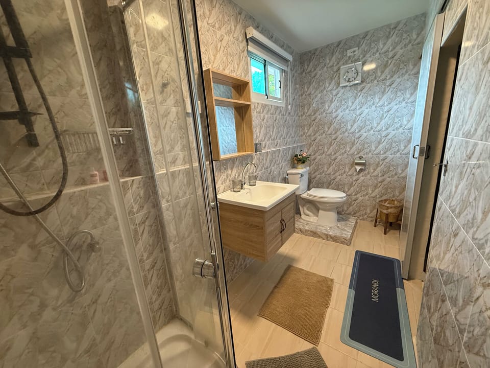 Family Room | Bathroom | Shower, free toiletries, hair dryer, slippers