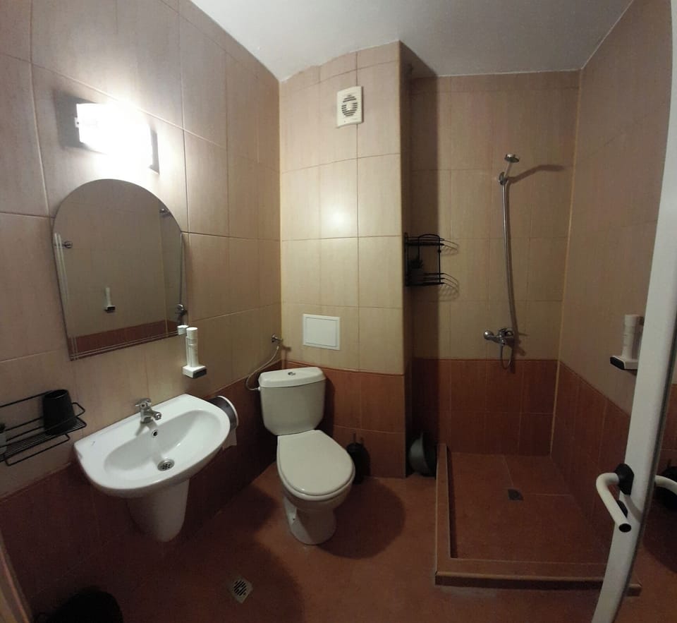 Shower, free toiletries, towels