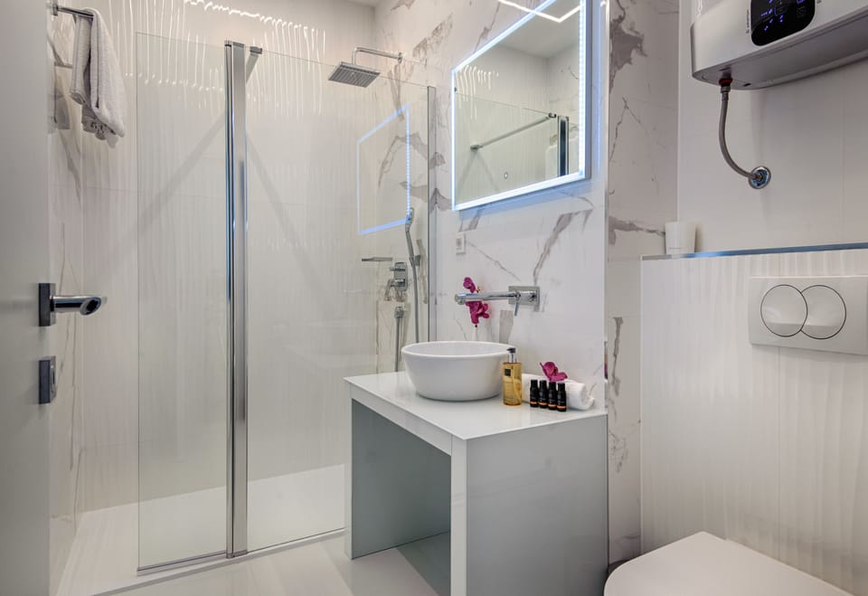 Luxury Double or Twin Room, Private Bathroom, City View 3 | Bathroom | Shower, free toiletries, hair dryer, slippers