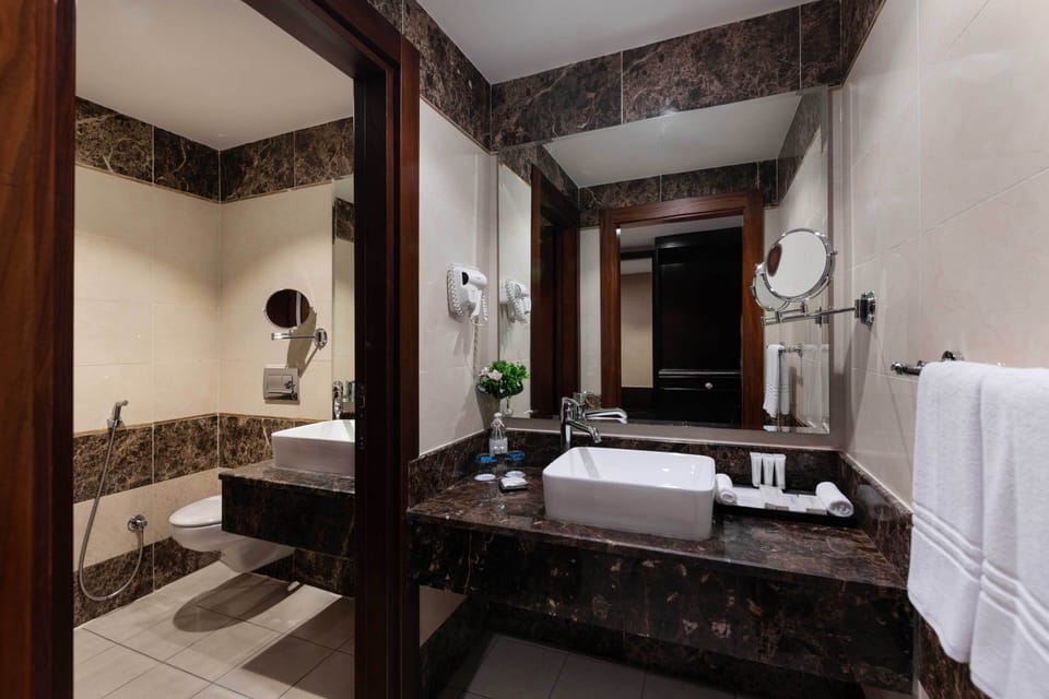 Executive Suite, 2 Bedrooms, Kitchen | Bathroom | Shower, rainfall showerhead, free toiletries, hair dryer
