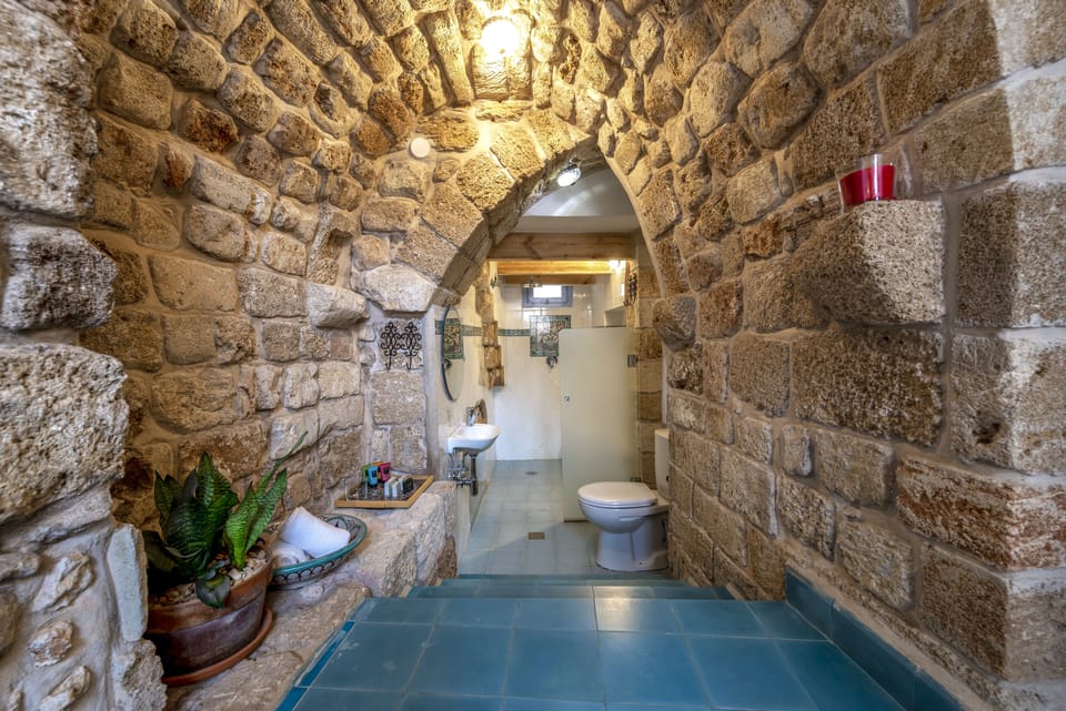 The Peacock | Bathroom | Shower, designer toiletries, hair dryer, slippers