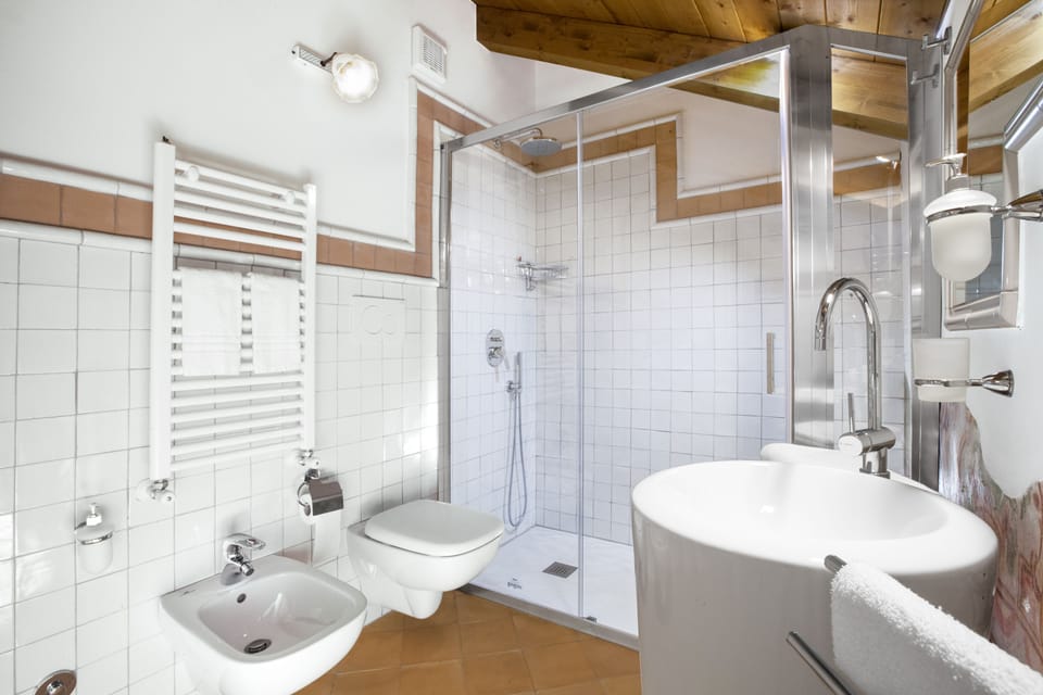 Double Room (with city view) | Bathroom | Shower, free toiletries, hair dryer, bidet