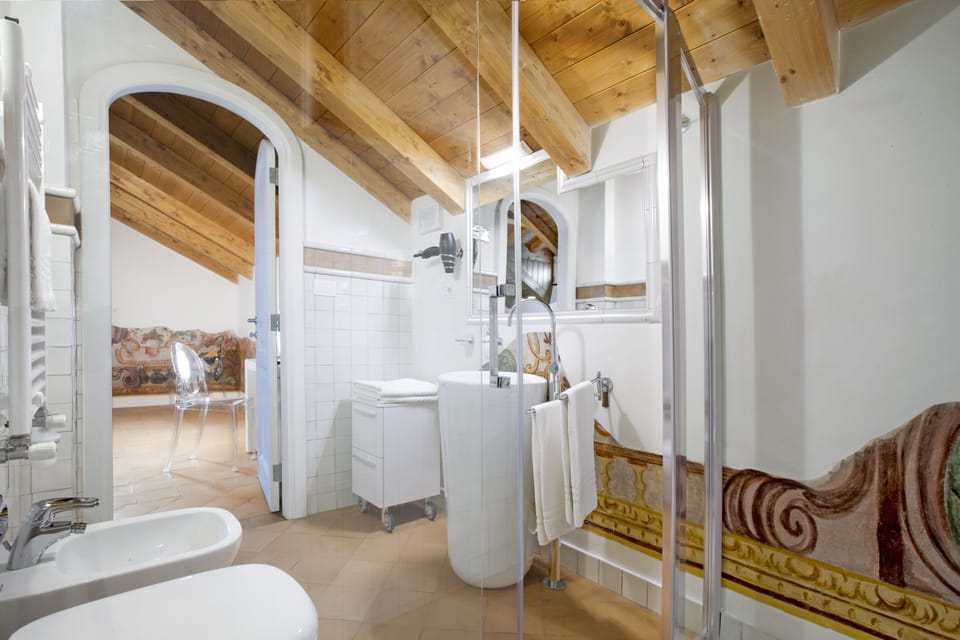 Shower, free toiletries, hair dryer, bidet